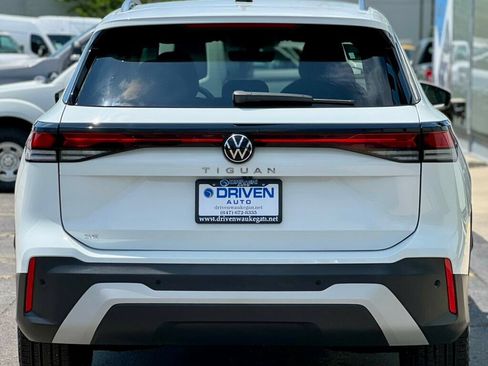 Used 2025 Volkswagen Tiguan SE FWD image 4
