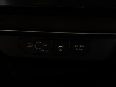 Used 2025 Kia Carnival FWD image 23