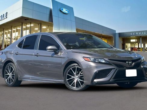 Used 2022 Toyota Camry SE FWD image 2