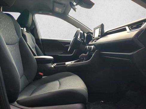 Used 2020 Toyota RAV4 XLE image 27