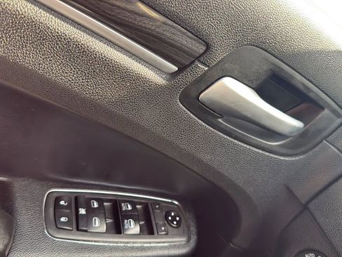 Used 2019 Chrysler 300 Touring w/ Chrome Appearance Package image 21