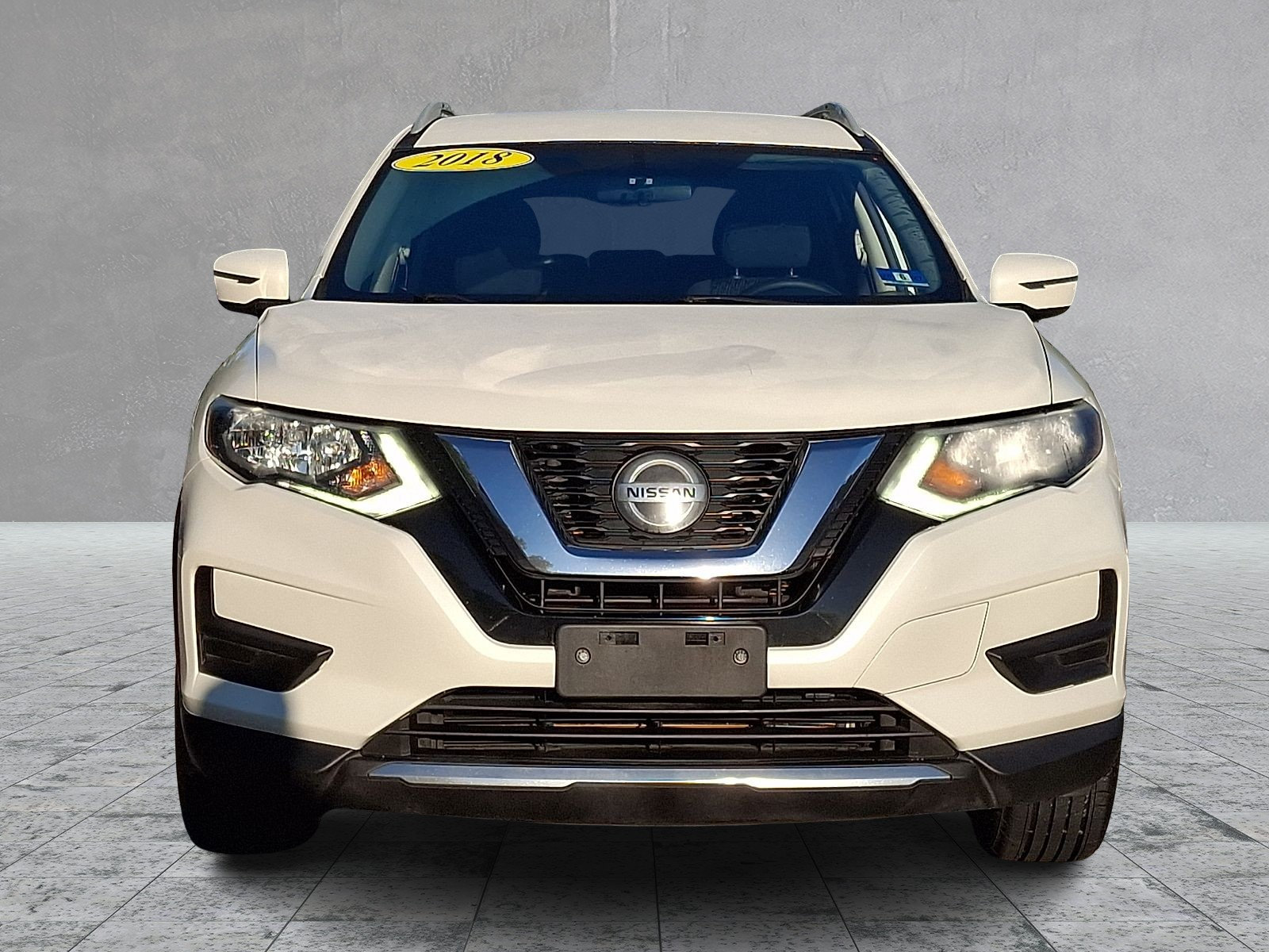 Used 2018 Nissan Rogue SV FWD image 2