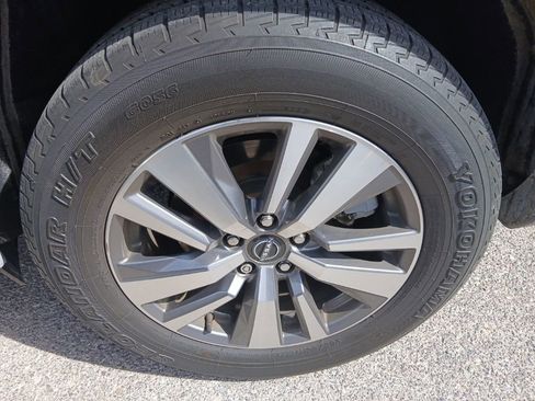 Used 2023 Nissan Pathfinder SL FWD image 3