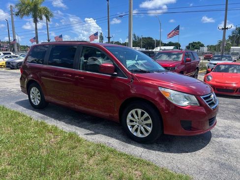 Used 2012 Volkswagen Routan SE FWD image 4