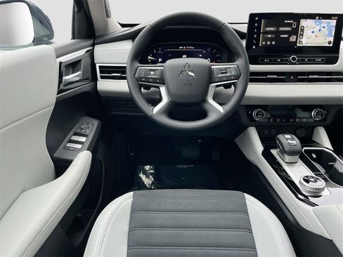 New 2025 Mitsubishi Outlander SE image 24