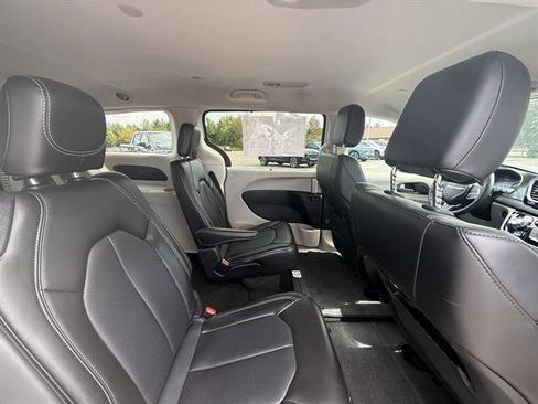Used 2024 Chrysler Pacifica Touring-L image 15