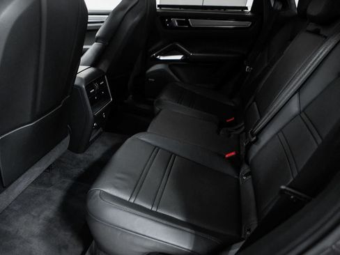 Certified 2022 Porsche Cayenne Turbo AWD/4WD image 33
