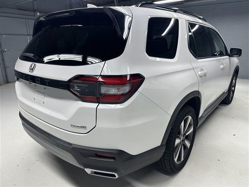 Used 2025 Honda Pilot Touring image 12