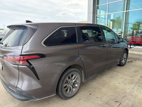 Used 2021 Toyota Sienna XLE FWD image 22