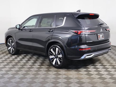 New 2025 Mitsubishi Outlander SE image 11