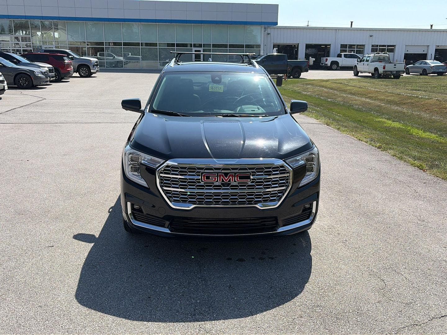 Used 2022 GMC Terrain Denali w/ Denali Premium Package AWD/4WD image 8