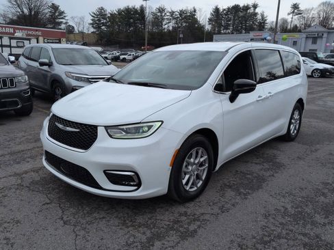 New 2026 Chrysler Pacifica Select image 4