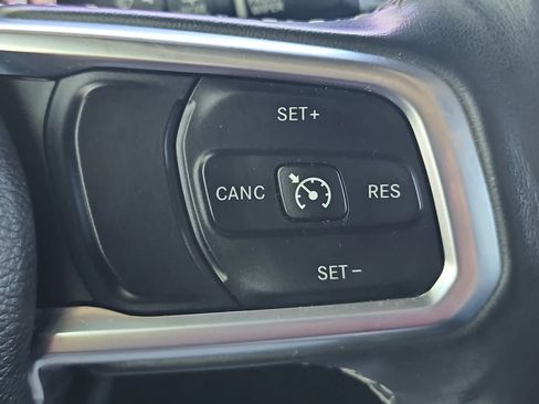 Used 2018 Jeep Wrangler Unlimited Sahara AWD/4WD image 29