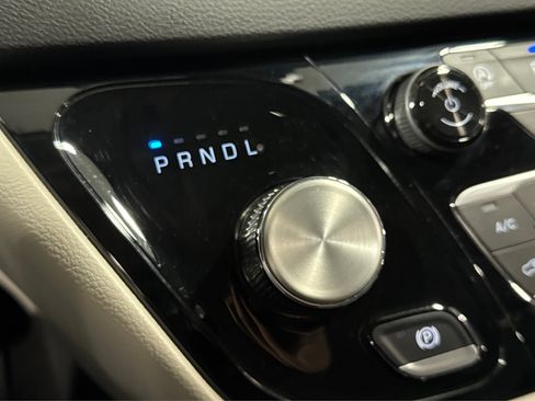 Used 2024 Chrysler Pacifica Touring-L FWD image 34