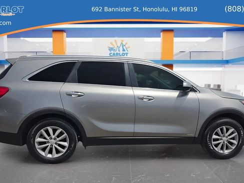 Used 2017 Kia Sorento LX w/ LX Convenience Package image 12