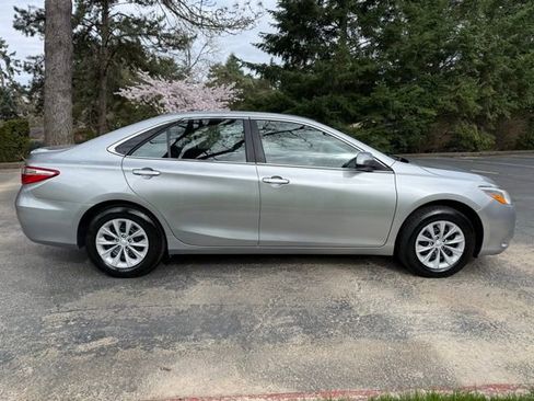 Used 2017 Toyota Camry LE image 4