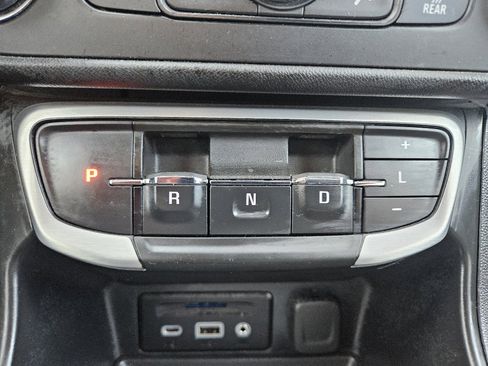 Used 2024 GMC Terrain SLT image 28