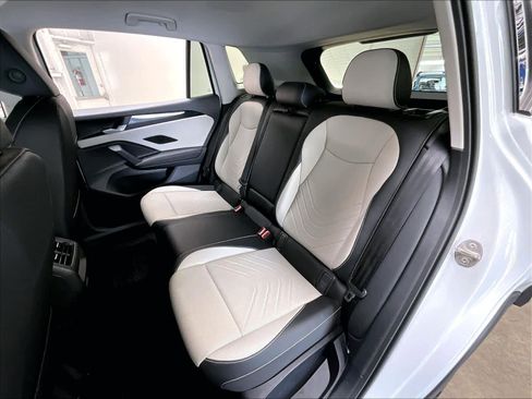Certified 2025 Volkswagen Tiguan SE FWD image 27