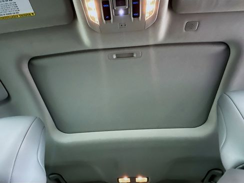 Used 2021 Toyota Highlander XLE AWD/4WD image 25