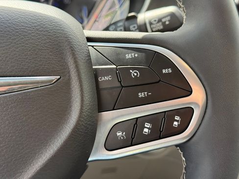 Used 2024 Chrysler Pacifica Touring-L FWD image 20