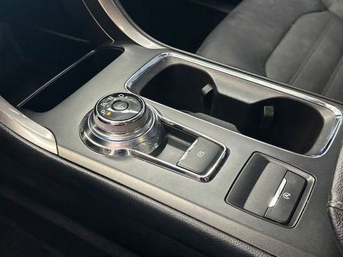 Used 2017 Ford Fusion SE w/ Fusion SE Technology Package FWD image 4