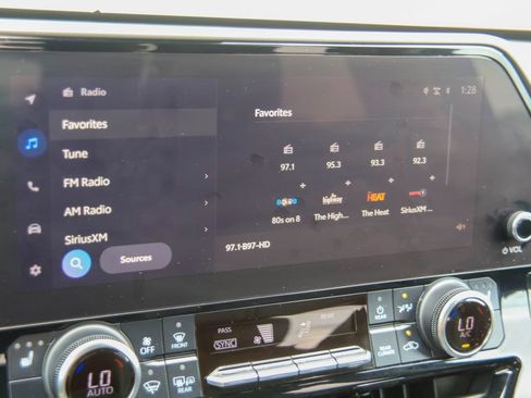 Used 2023 Toyota Highlander XLE FWD image 5