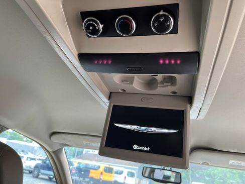 Used 2015 Chrysler Town & Country Touring-L w/ Driver Convenience Group FWD image 14