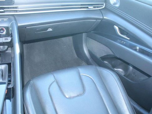 Used 2025 Hyundai Elantra Limited image 17