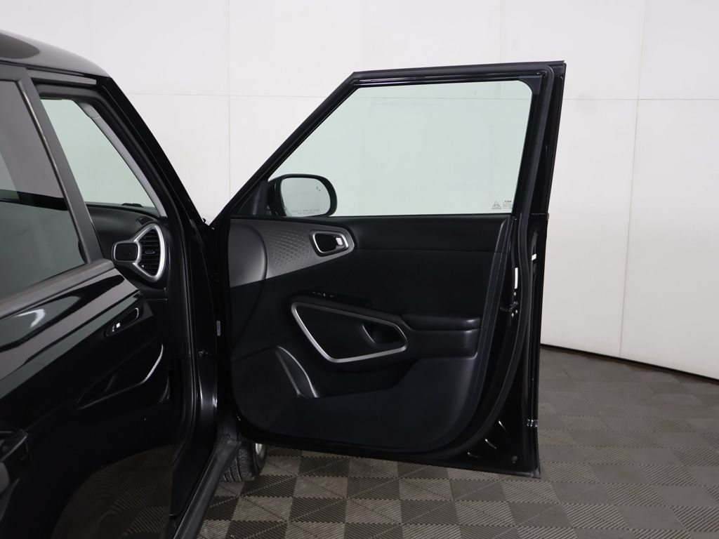 Used 2023 Kia Soul LX w/ LX Technology Package FWD image 17