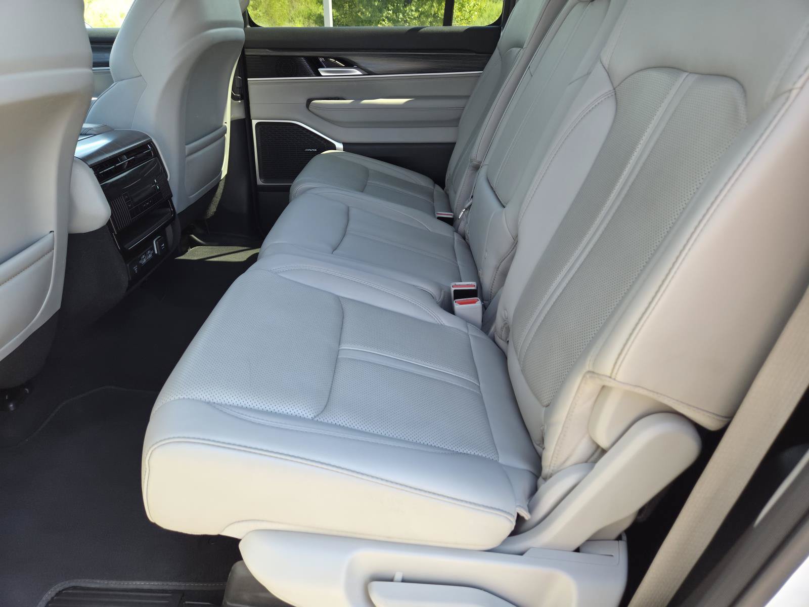 Used 2024 Jeep Wagoneer Series II w/ Flexible Seating Group RWD image 29