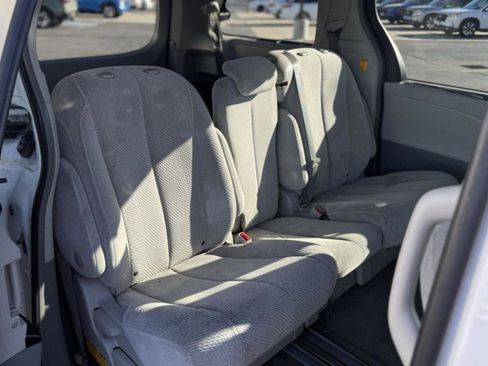 Used 2013 Toyota Sienna LE image 4