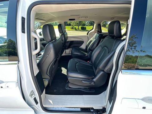 Used 2024 Chrysler Pacifica Limited FWD image 19