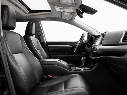 Used 2018 Toyota Highlander XLE AWD/4WD image 18