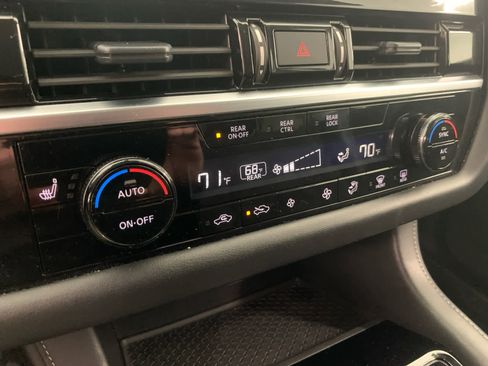 Used 2024 Nissan Pathfinder SV FWD image 29
