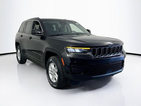 Used 2023 Jeep Grand Cherokee Laredo AWD/4WD image 3