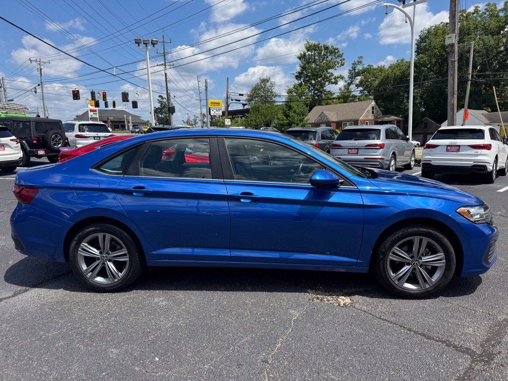 Used 2024 Volkswagen Jetta SE FWD image 5
