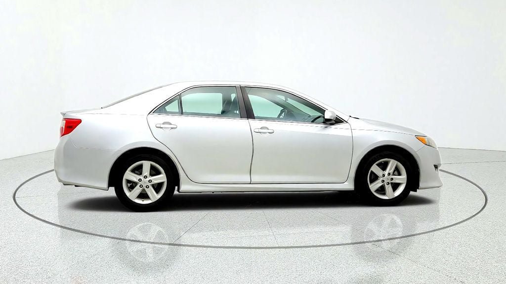 Used 2014 Toyota Camry SE FWD image 4