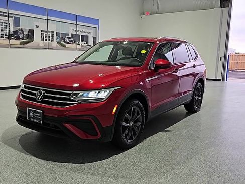 Certified 2023 Volkswagen Tiguan SE w/ Panoramic Sunroof Package FWD image 4