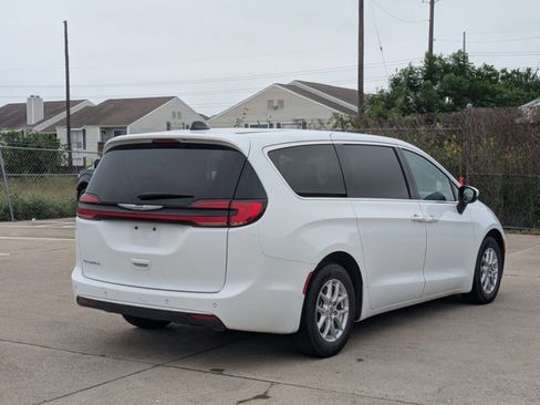 Used 2023 Chrysler Pacifica Touring-L FWD image 5
