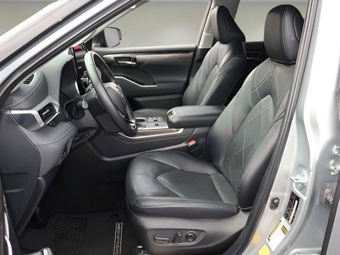 Certified 2024 Toyota Highlander Platinum AWD/4WD image 14