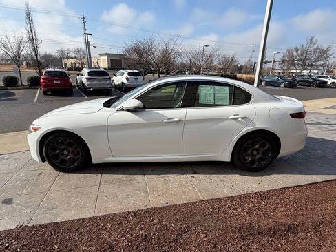 Used 2017 Alfa Romeo Giulia image 5