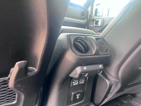Certified 2025 Jeep Wrangler Unlimited Rubicon w/ Convenience Group AWD/4WD image 18