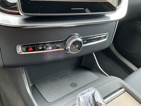 Certified 2025 Volvo XC90 B6 Plus image 26