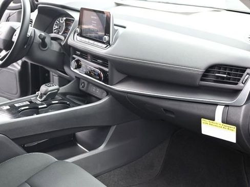 Used 2025 Nissan Rogue S image 23