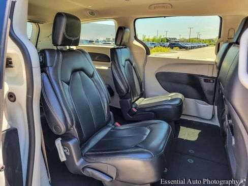 Used 2023 Chrysler Pacifica Touring-L FWD image 28