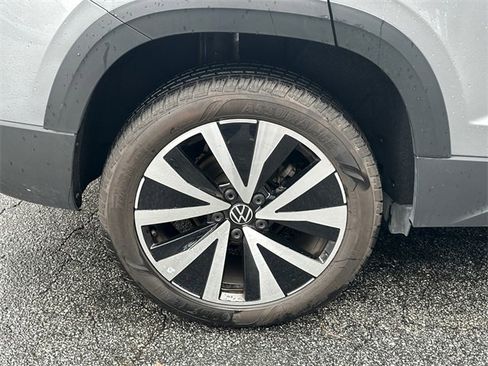 Certified 2024 Volkswagen Taos SE image 17
