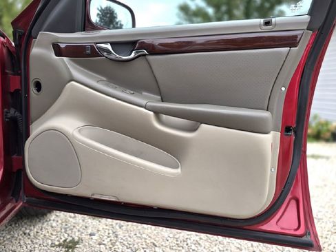 Used 2003 Cadillac De Ville DTS w/ Premium Luxury Package image 23