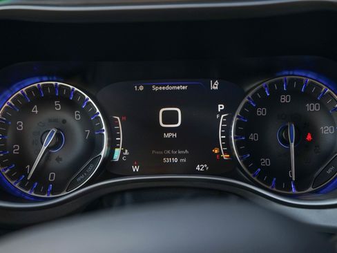 Used 2024 Chrysler Pacifica Touring-L image 11