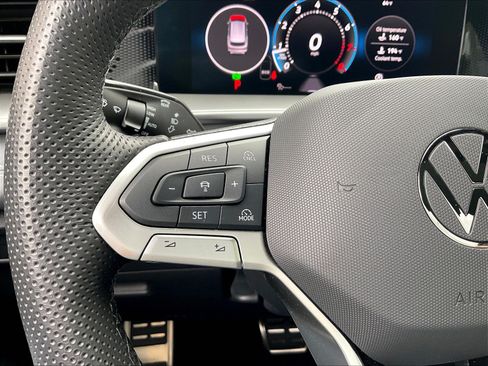 Certified 2025 Volkswagen Tiguan SE R-Line AWD/4WD image 18