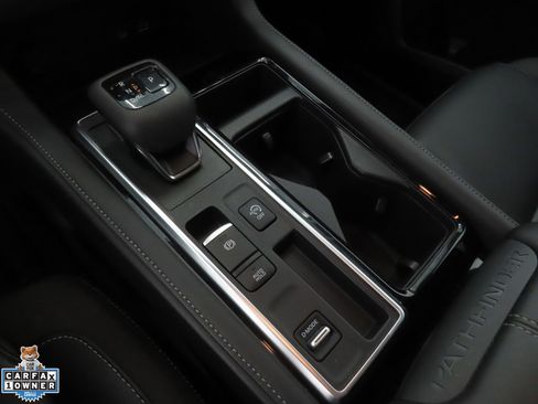 Used 2025 Nissan Pathfinder SL FWD image 17